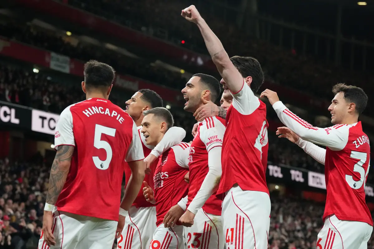 Para pemain Arsenal merayakan gol