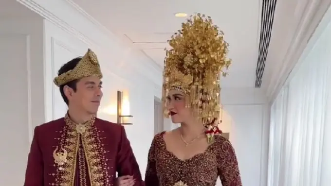 Penampilan Dewi Paramita saat Resepsi (credit: instagram/ayungberinda)