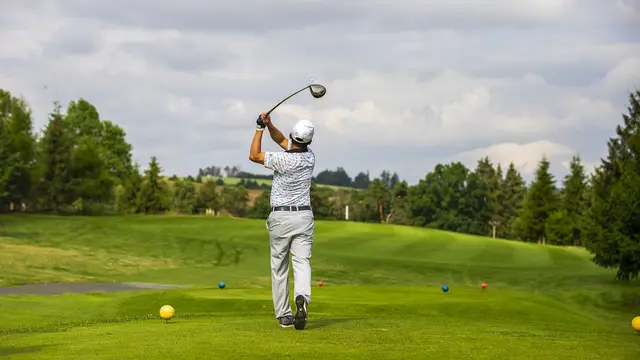 Ilustrasi bermain golf (pixabay)