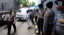 Polisi mengawal ambulan yang membawa Ketua DPR, Setya Novanto keluar dari RS Medika Permata Hijau, Jakarta, Jumat (17/11). Setnov akan dipindah ke RS Cipto Mangunkusumo. (Liputan6.com/Helmi Fithriansyah)
