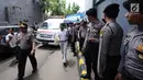 Polisi mengawal ambulan yang membawa Ketua DPR, Setya Novanto keluar dari RS Medika Permata Hijau, Jakarta, Jumat (17/11). Setnov akan dipindah ke RS Cipto Mangunkusumo. (Liputan6.com/Helmi Fithriansyah)