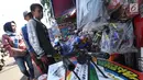 Anak-anak berburu mainan yang dijual di Pasar Gembrong, Jakarta, Selasa (19/6). Libur Lebaran dimanfaatkan sejumlah anak-anak untuk berburu mainan di Pasar Gembrong. (Liputan6.com/Angga Yuniar)