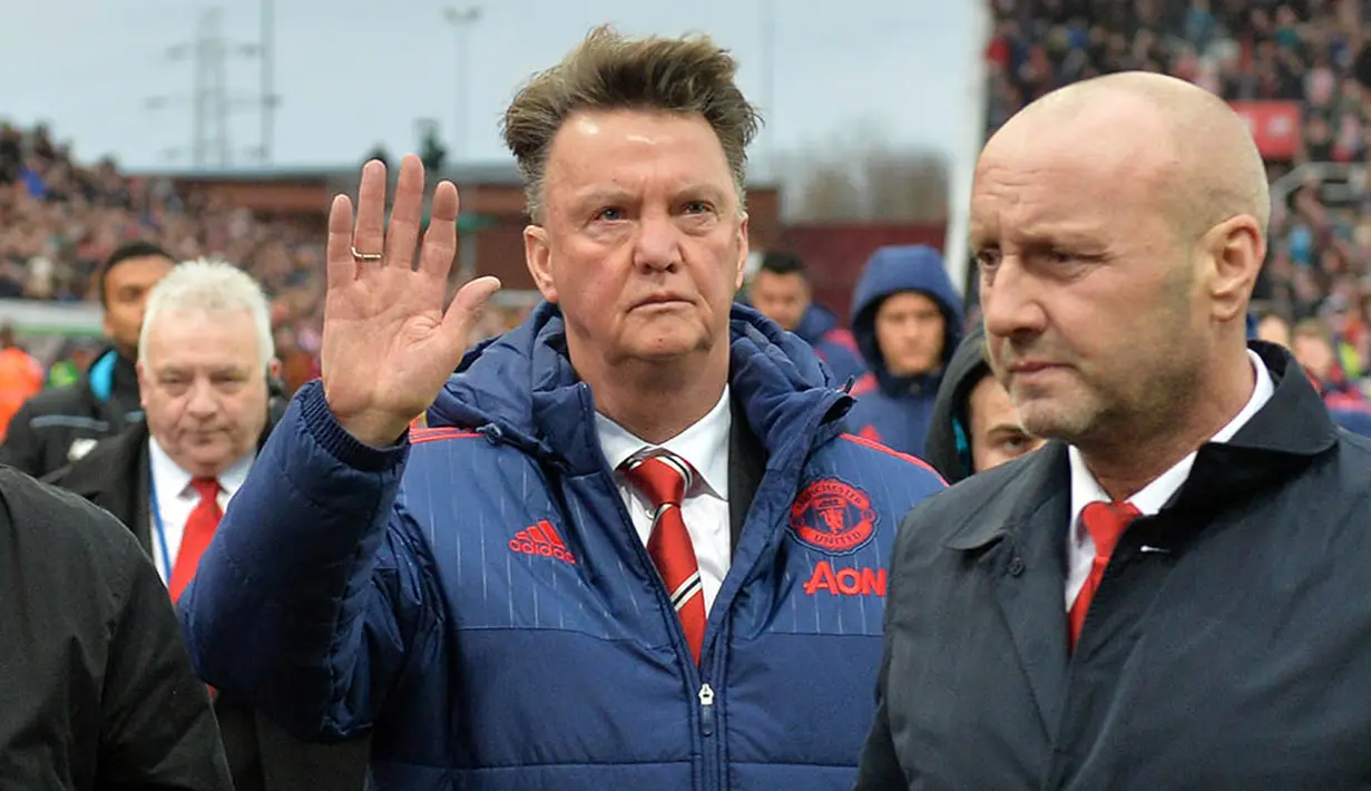 Pelatih MU, Louis van Gaal, kian dekat dengan pemecatan usai kembali mencatatkan hasil negatif. Setan Merah gagal menang pada lima laga terakhir Liga Inggris. (AFP/Paul Ellis)