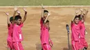 Penuh keceriaan anak-anak peserta Rusun Cup 2015 melambaikan tangan saat acara pembukaan. (Bola.com/Vitalis Yogi Trisna)