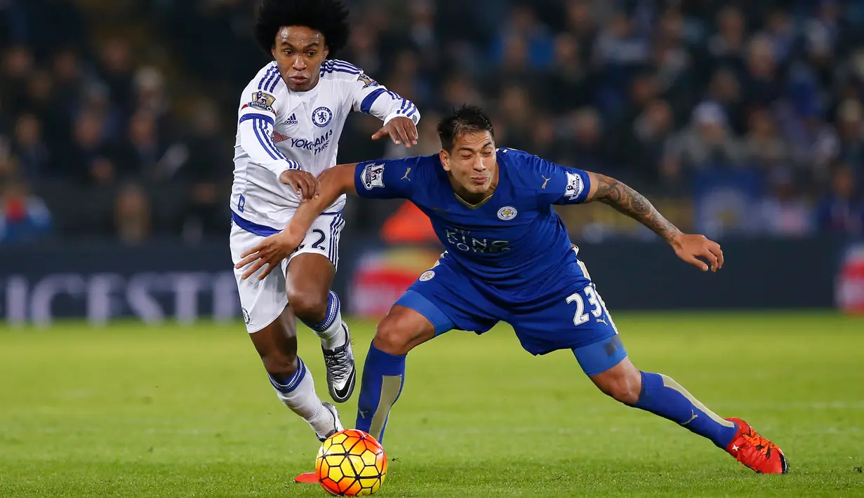 Penyerang Leicester City, Leonardo Ulloa (kanan) berebut bola dengan gelandang Chelsea, Willian pada lanjutan liga Inggris di King Power Stadium, Liecester (15/12). Leicester menang atas Chelsea dengan skor 2-1. (Reuters/Andrew Yates)