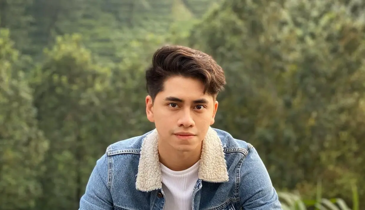 <p>Sebagai publik figur, pemain sinetron Topeng Kaca ini memang pandai mix and match busana. Kali ini saat Athalla Naufal menikmati pemandangan alam, ia tampil dengan gaya kasual. Tampak mengenakan celana hitam yang dipadukan dengan kaus serta jaket denim. (Liputan6.com/IG/@ari_lasso)</p>