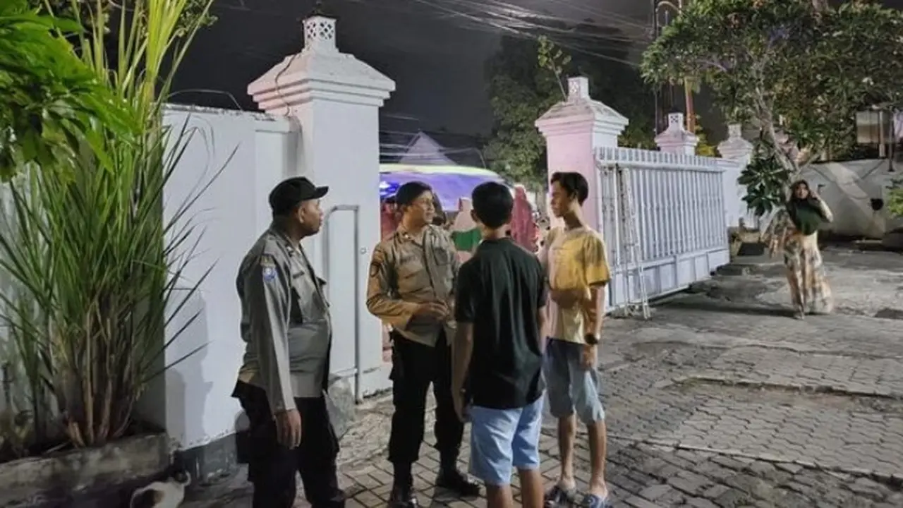 Polisi lakukan olah TKP didepan salah satu hotel di Banyuwangi (Istimewa)