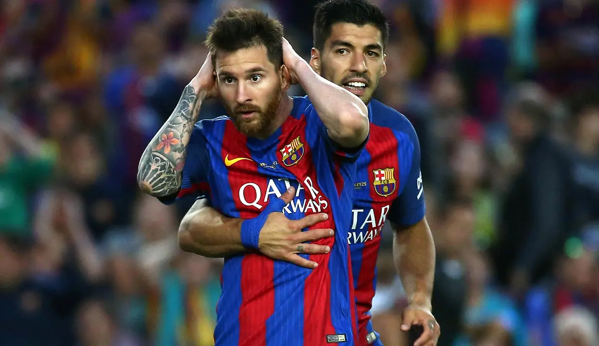 Striker Barcelona, Lionel Messi, tampak kecewa usai pertandingan melawan Eibar pada laga pekan terakhir La Liga di Camp Nou, Minggu (21/5/2017). Meski menang, Barcelona tetap gagal juara La Liga. (EPA/Alejandro Garcia)
