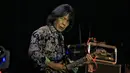 Penampilan prima ditunjukkan oleh Ahmad Albar, Ian Antono, Dony Fattah, Abadi Soesman, dan Fajar Satritama sebagai band pembuka. Para penonton ikut berjingkrak dan bernyanyi bersama. (Adrian Putra/Bintang.com)