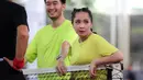 Selebritas Nagita Slavina pada laga tenis nomor ganda campuran Turnamen Olahraga Selebriti Indonesia (TOSI) yang digelar di GOR UNJ, Jakarta, Sabtu (15/07/2023). Gigi, sapaan Nagita Slavina, yang berpasangan dengan Ritchie Ismail atau dikenal sebagai Jeje Govinda kalah dari pasangan Gege dan Ibnu Jamil dua set langsung  (5-7, 6(2)-7(7)). (Bola.com/Abdul Aziz)