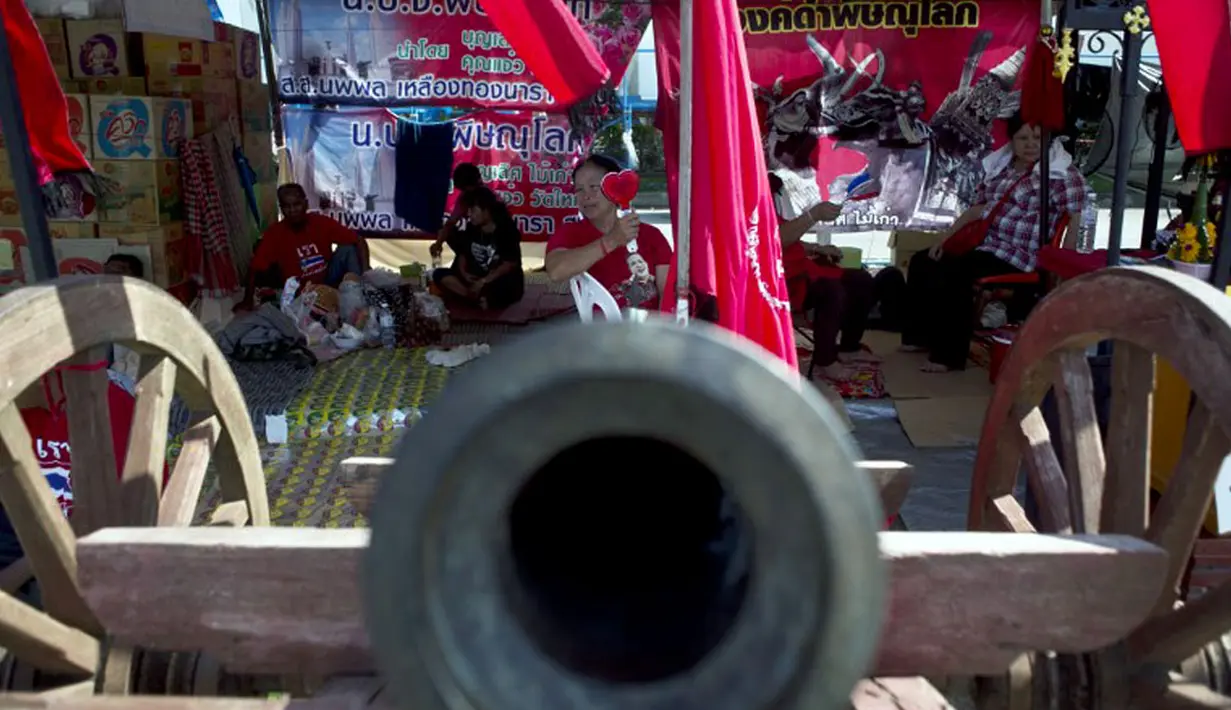 Pengunjuk rasa pro pemerintah Thailand mendirikan perkemahan di pinggiran kota Bangkok, Thailand, (22/5/2014). (AFP PHOTO/Manan Vatsyayana)