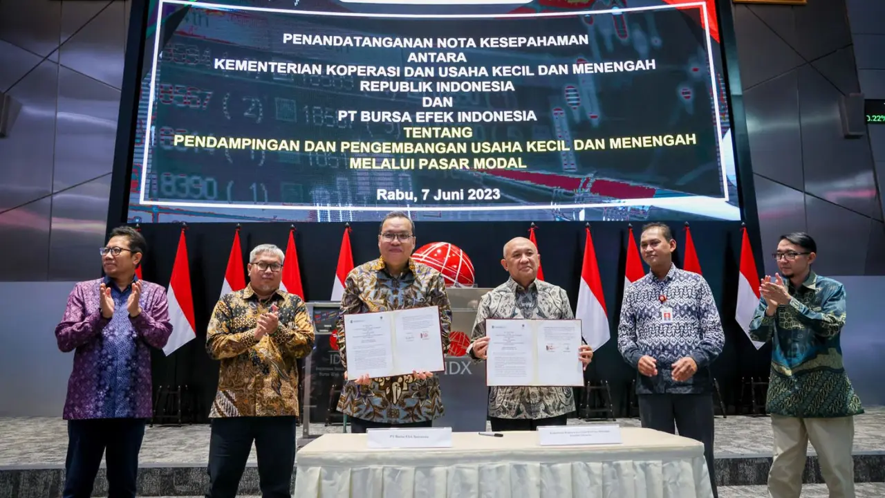 Menteri Koperasi dan UKM Teten Masduki menggandeng Bursa Efek Indonesia (BEI) guna meningkatkan kelas UMKM. Kedepannya, UMKM bisa naik kelas untuk melantai di bursa saham dan menawarkan saham ke publik.