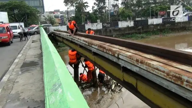 Pasca Banjir Dinas kebersihan Pemprov DKI Jakarta mengerahkan petugasnya untuk membersihkan sampah yang menyangkut di sejumlah jembatan