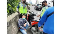 Seorang pengendara sepeda motor membuat keributan saat kena razia. Dia ternyata membawa sabu di kantongnya. (dok polisi)