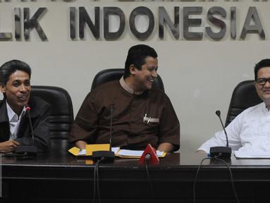 Ketua KPU Husni Kamil Manik (kanan) dan Ketua Bawaslu Muhammad (tengah) saat diskusi publik di Media Center Bawaslu, Jakarta, Jumat (10/6). Diskusi membahas tanggapan dan persiapan teknis penyelenggaraan Pilkada merujuk pada UU (Liputan6.com/Helmi Afandi)