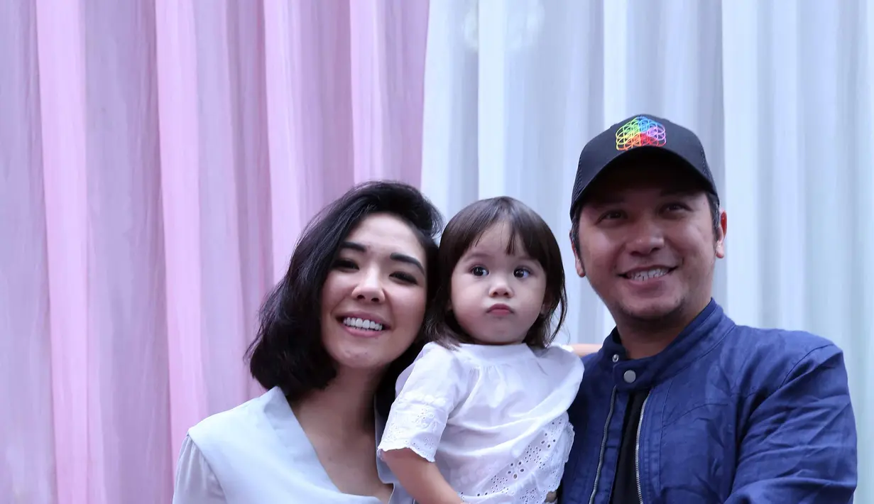 Gading Marten, Gisel dan Gempi saat hadir di ulang tahun ke-2 Arsy, anak Anang Hermansyah dan Ashanty di kawasan Kemang, Jakarta Selatan, Rabu (14/12). (Nurwahyunan/Bintang.com)