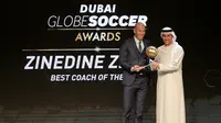 Pelatih Real Madrid, Zinedine Zidane, meraih penghargaan Pelatih Terbaik 2017 dalam ajang Globe Soccer Awards di Dubai, Uni Emirates Arab, Kamis (28/12/2017). (AFP/Mahmoud Khaled)