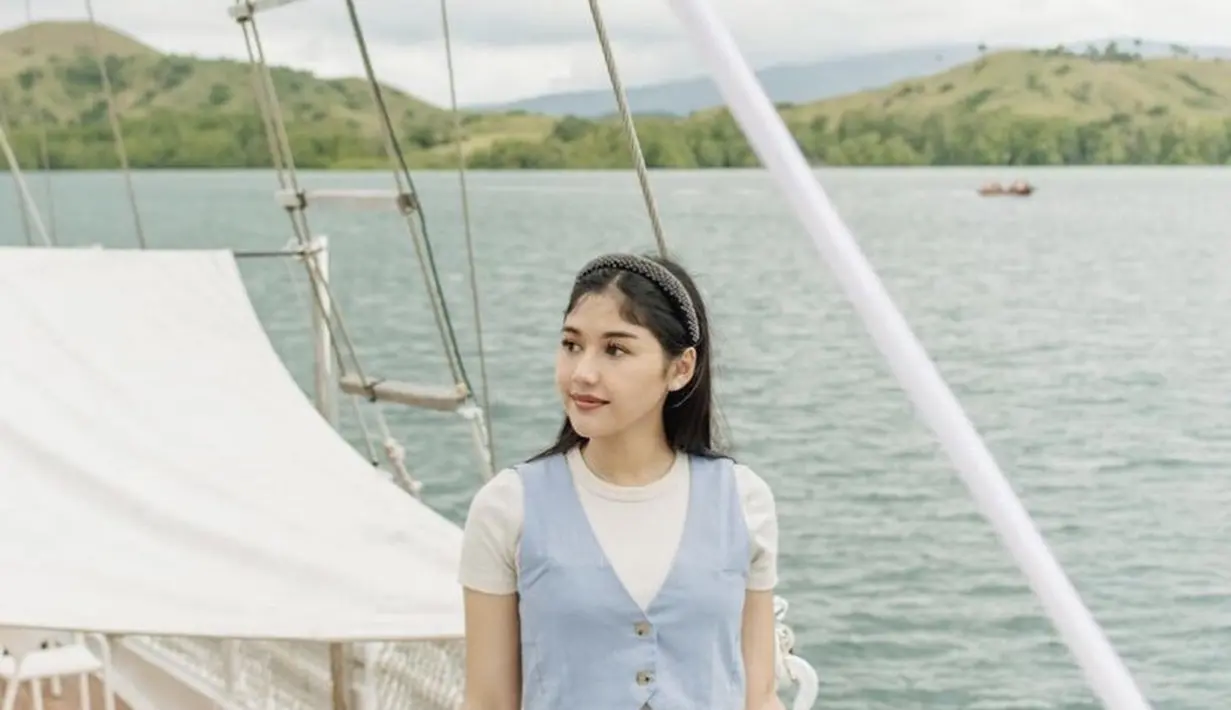 Erina pun melengkapi penampilannya dengan mini belt hitam dari Caline. Melihat situs website Celine, belt seri small Triomphe belt in smooth calfskin black seharga Rp9,1 jutaan. Credit: Instagram (@erinagudono)