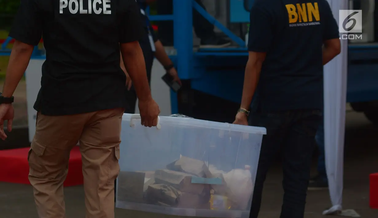 Petugas membawa boks plastik berisi barang bukti narkotika jenis sabu untuk dimusnahkan di silang Monas, Jakarta, Jumat (4/5). Sabu 2,647 ton yang dimusnahkan adalah hasil sitaan dari dua kasus dengan delapan tersangka. (Merdeka.com/Imam Buhori)