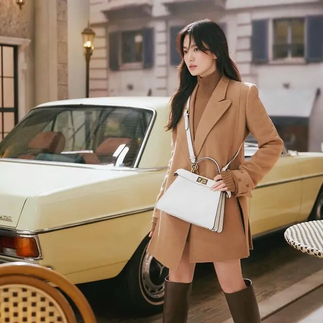 11 Inspirasi Gaya Rambut Song Hye Kyo dengan Poni Tanggung yang Bikin Awet Muda