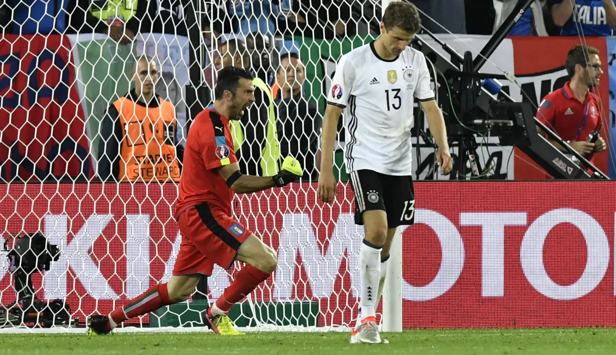 Pemain Jerman, Thomas Mueller berjalan lemas saat tendangan penaltinya berhasil dihalau kiper Italia, Gianluigi Buffon pada laga perempat final Piala Eropa 2016 di Stadion Matmut Atlantique, Bordeaux, Minggu (3/7/2016) dini hari WIB. (AFP/Georges Gobet)