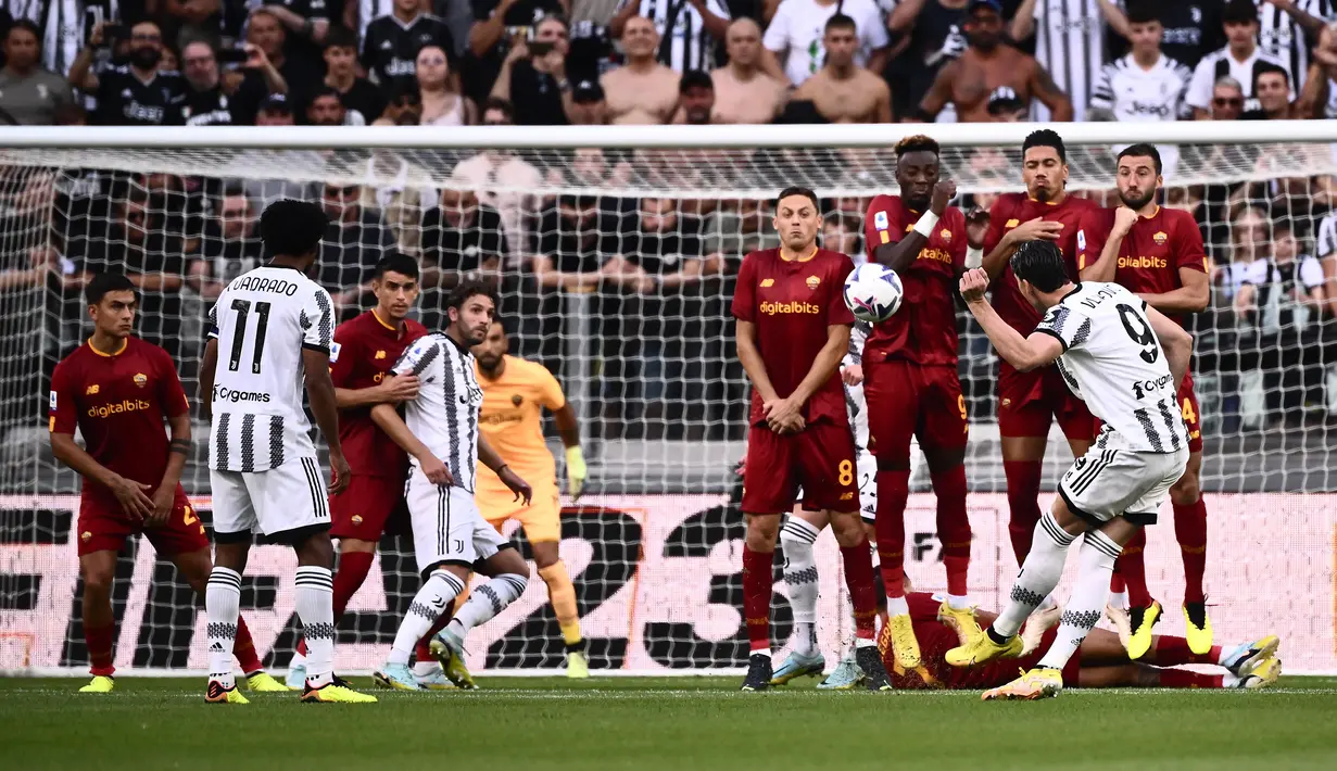 Tuan rumah Juventus sudah unggul 1-0 saat laga baru berjalan dua menit lewat eksekusi tendangan bebas kaki kiri yang cantik dari Dusan Vlahovic. Tendangan bebas diberikan wasit usai Juan Cuadrado dijatuhkan Nemanja Matic di depan kotak penalti. Sepakan kaki kiri Vlahovic bersarang di pojok kiri gawang Rui Patricio setelah sempat membentur mistar gawang. (AFP/Marco Bertorello)