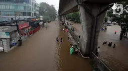 Banjir merendam Jalan Kapten Tendean, Jakarta, Sabtu (20/2/2021). Banjir yang disebabkan curah hujan tinggi memutus akses lalu lintas di Jalan Kapten Tendean. (merdeka.com/Imam Buhori)