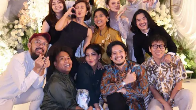 Adu Gaya OOTD Kondangan Para Artis saat Hadir di Resepsi Pernikahan Amanda Rawles di Jakarta.