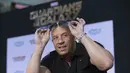 Pria berkepala plontos itu bergaya dengan mengangkat kecamatanya saat berpose di red carpet acara premiere "Guardians Of The Galaxy" di Hollywood, California, Selasa (22/7/14). (REUTERS/Mario Anzuoni)