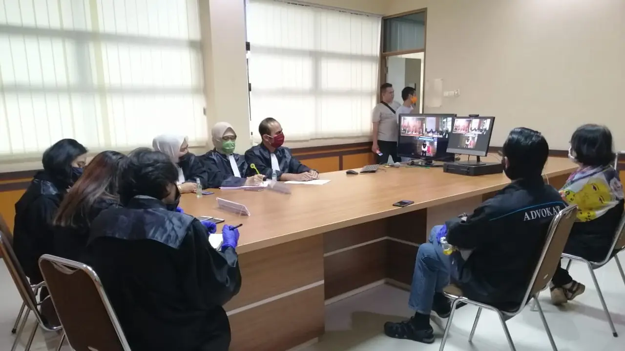 Para jaksa dan pengacara dari VN, terdakwa perempuan kasus video syur Vina Garut, tengah mengikuti jalannya persidangan secara online yang dilakukan Pengadilan Negeri Garut.