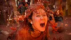 Seorang peserta bersuka ria dengan tomat yang hancur saat festival tahunan "Tomatina" di Bunol, salah satu kota di timur Spanyol, Rabu (29/8/2019). Digelar sejak 1945, perang tomat ini menjadi daya tarik utama bagi wisatawan mancanegara seperti dari Inggris, Jepang, dan AS. (JAIME REINA / AFP)