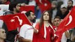 Suporter Turki mengibarkan bendera sebelum pertandingan melawan Prancis pada Grup H Kualifikasi Piala Eropa 2020 di Stade de France di Saint Denis, utara Paris (14/10/2019). Turki bermain imbang 1-1 atas Prancis. (AP Photo/Thibault Camus)