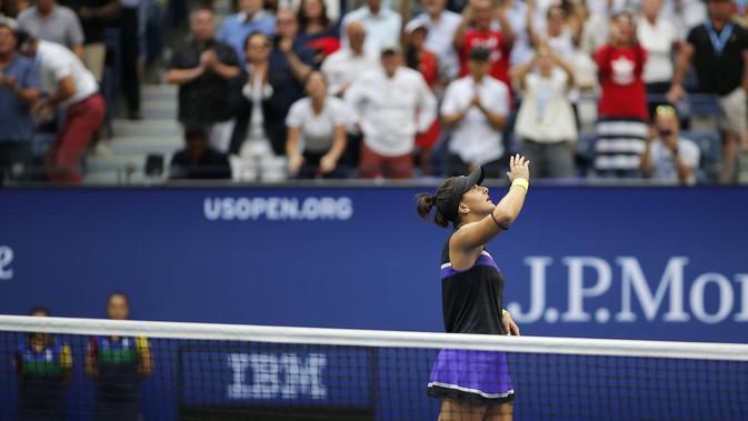 Petenis Kanada, Bianca Andreescu (19) berselebrasi usai mengalahkan Serena Williams dari AS pada pertandingan final tunggal putri AS Terbuka 2019 di New York (7/9/2019). Andreescu menjadi petenis pertama asal Kanada yang berhasil meraih gelar grand slam. (AP Photo/Eduardo Munoz Alvarez)