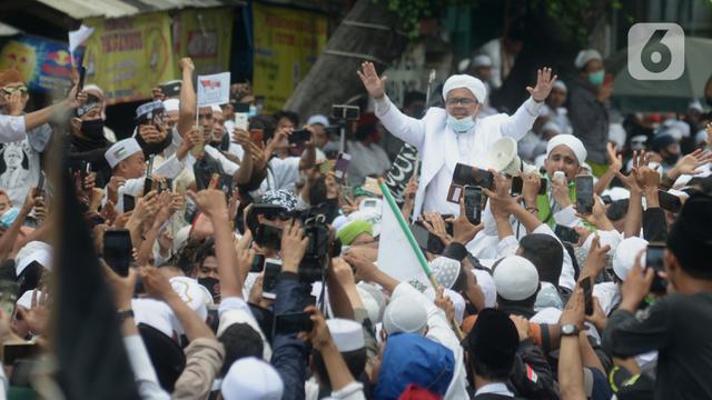 FOTO: Tiba di Petamburan, Rizieq Shihab Disambut Massa Pendukung