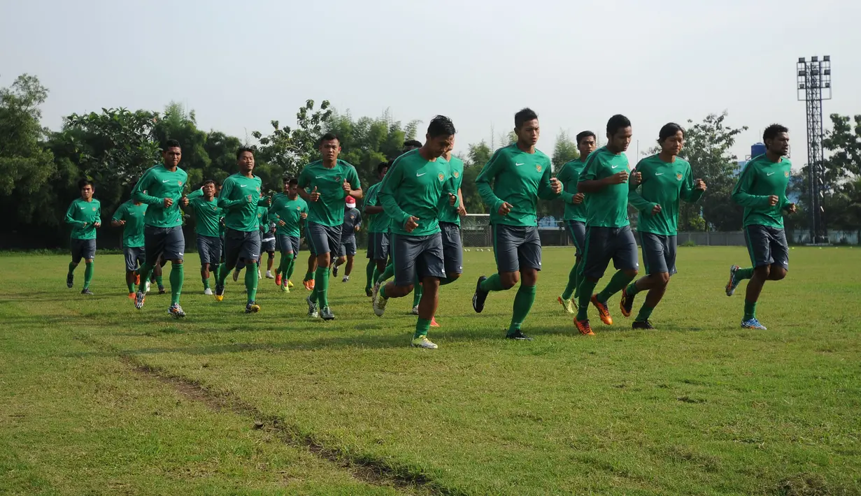 Jelang berlaga di kualifikasi Grup H Piala Asia 2016, Timnas Indonesia U-23 melakukan latihan tahap akhir di Lapangan Sutasoma, Halim Perdanakusuma, Jakarta, Rabu (25/3/2015). (Liputan6.com/Helmi Fithriansyah)