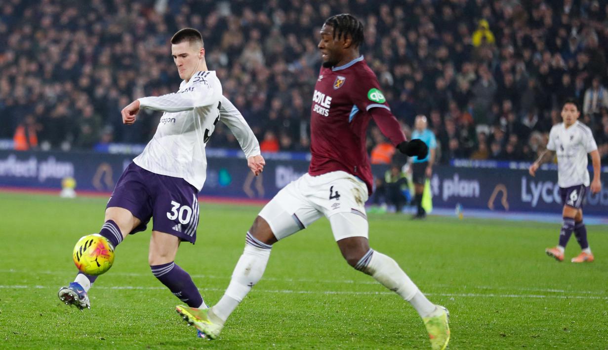 Pemain Manchester United, Benjamin Sesko, mencetak gol ke gawang West Ham United pada pekan ke-26 Premier League di London Stadium, Rabu (11/2/2026). (AFP/Ian Kington)