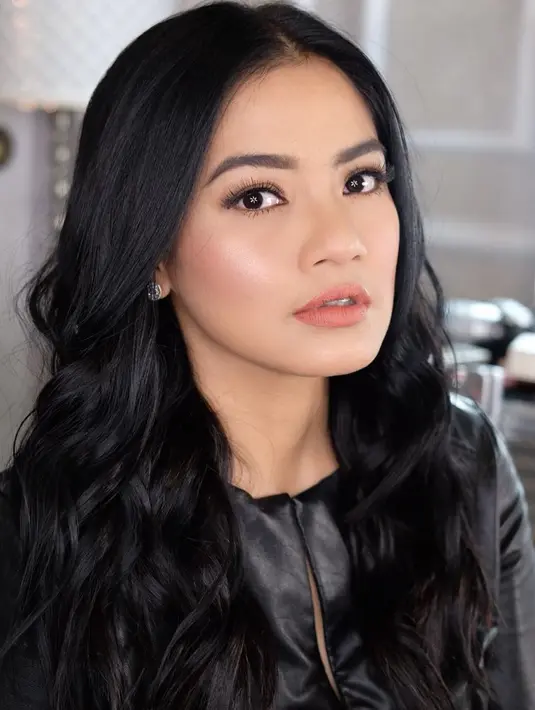 Berbalut busana hitam dengan riasan natural, penampilan wanita 38 tahun ini terlihat lebih awet muda. Enggak salah kalau warna hitam menjadi warna favorit pelantun lagu 'Jablai' ini. (Liputan6.com/IG/@titi_kamall)