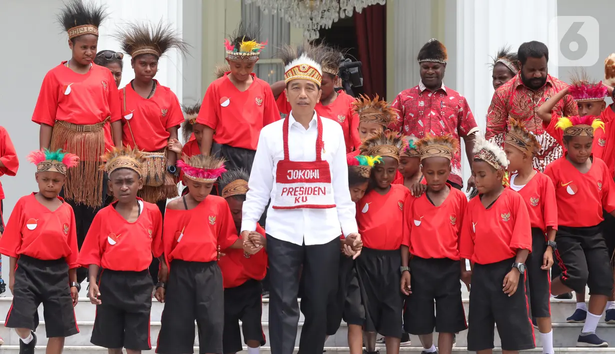 Presiden Joko Widodo atau Jokowi foto bersama perwakilan anak-anak sekolah dasar dari Papua di Istana Merdeka, Jakarta, Jumat (11/10/2019). Perwakilan anak-anak sekolah dasar dari Papua tersebut akan diajak jalan-jalan keliling Jakarta didampingi oleh staf Istana. (Liputan6.com/Angga Yuniar)