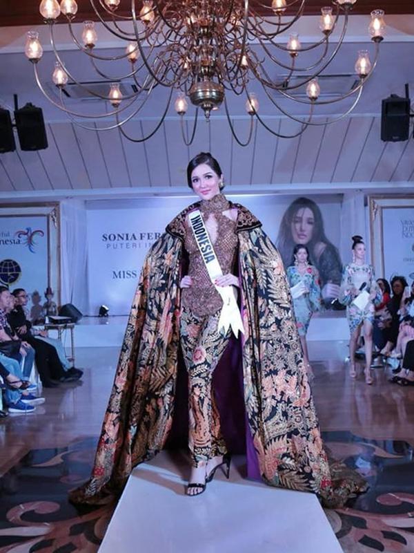 Puteri Indonesia 2018, Sonia Fergina Citra, memeragakan busana untuk Miss Universe 2018, 23 November 2018. (dok. Instagram @officialputeriindonesia/https://www.instagram.com/p/BqhSrBmFufj/Asnida Riani)