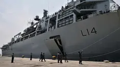 Kapal perang HMS Albion tiba di Pelabuhan Tanjung Priok, Jakarta, Minggu (22/4). Kedatangan kapal HMS Albion beserta awak AL Kerajaan Inggris tersebut dalam rangka penguatan kerjasama antara militer Inggris dan Indonesia. (Merdeka.com/Iqbal S. Nugroho)