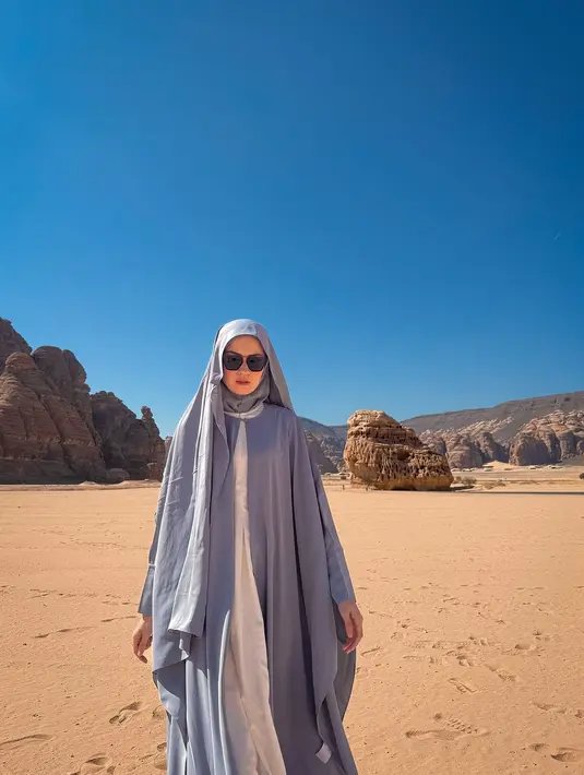 Ia juga mengenakan hijab panjang berwarna senada, memperlihatkan aura ketenangan dan kesopanan. [@kimbrlyryder].