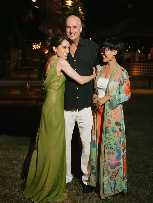 <p>Cinta Laura merayakan ulang tahun ayahnya ke-75 di Bali dengan pesta outdoor. Tampak perayaan pun begitu hangat dihadiri keluarga dan kerabat. [@claurakiehl]</p>