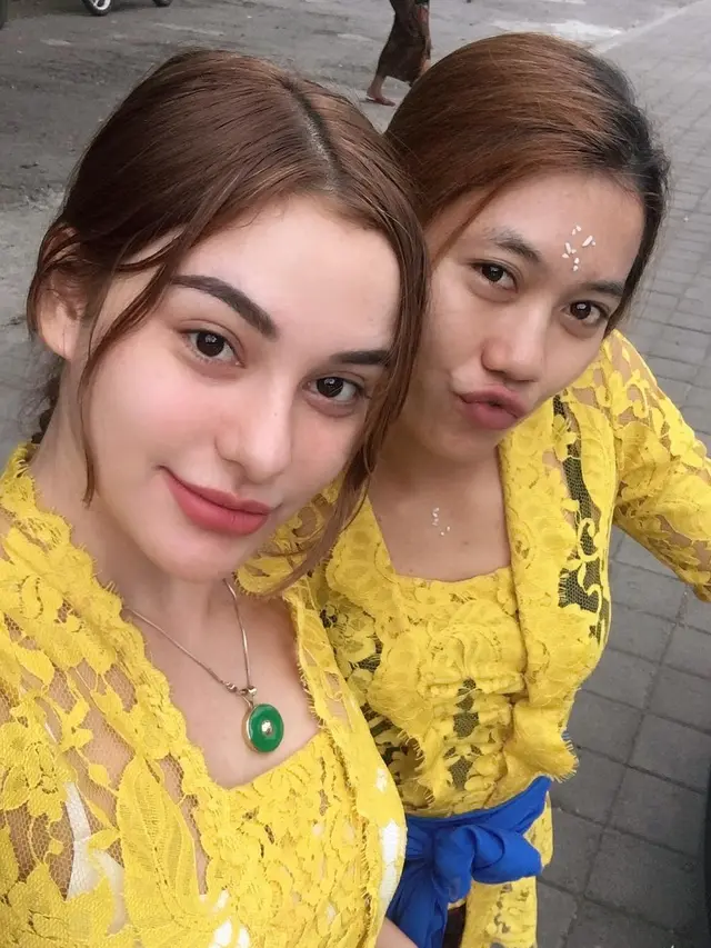 Potret Cantik Nora Alexandra Kekasih Jerinx SID dalam Busana Adat