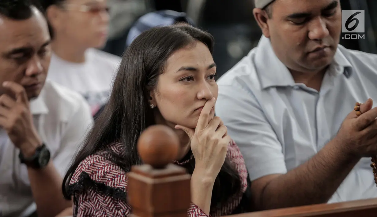 Ekspresi Atiqah Hasiholan saat menghadiri sidang putusan kasus dugaan penyebaran berita bohong atau hoaks dengan terdakwa Ratna Sarumpaet di PN Jakarta Selatan, Kamis (11/7/2019). Atiqah Hasiholan tampak memperhatikan dengan seksama jalannya persidangan. (Liputan6.com/Faizal Fanani)