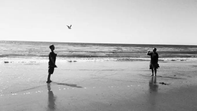 Keith Hoffman dan sang kakak yang telah menjadi gay dan transgender saat menabur abu ibu mereka di tahun 2019