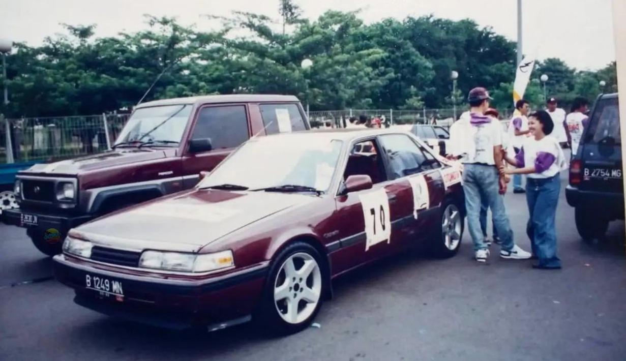 Barisan mobil yang siap mengadu kecepatan di Opel Otomotif Drag Race 1996. Salah satunya si Mazda 626 Capella sudah siap dengan nomor start di bodinya. (Source: Instagram/@groupotomotif1990)