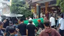 Rizky Febian membawa jenazah sang ibu, Lina ke dalam ambulans menuju pemakaman dari rumah duka di Jalan Neptunus Timur, Bandung, Sabtu (4/1/2020). Sebelum meninggal, Lina yang merupakan mantan istri komedian Sule, sempat jatuh pingsan pada Sabtu subuh. (Liputan6.com/Huyugo Simbolon)