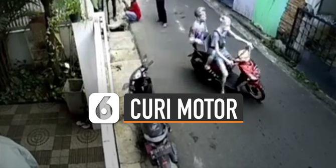 VIDEO: Viral Detik-Detik Manusia Silver Curi Sebuah Motor