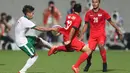 Pemain Indonesia U-23, Ahmad nufiandani (kiri), berebut bola dengan pemain Singapura U-23. (Bola.com/Arief Bagus)