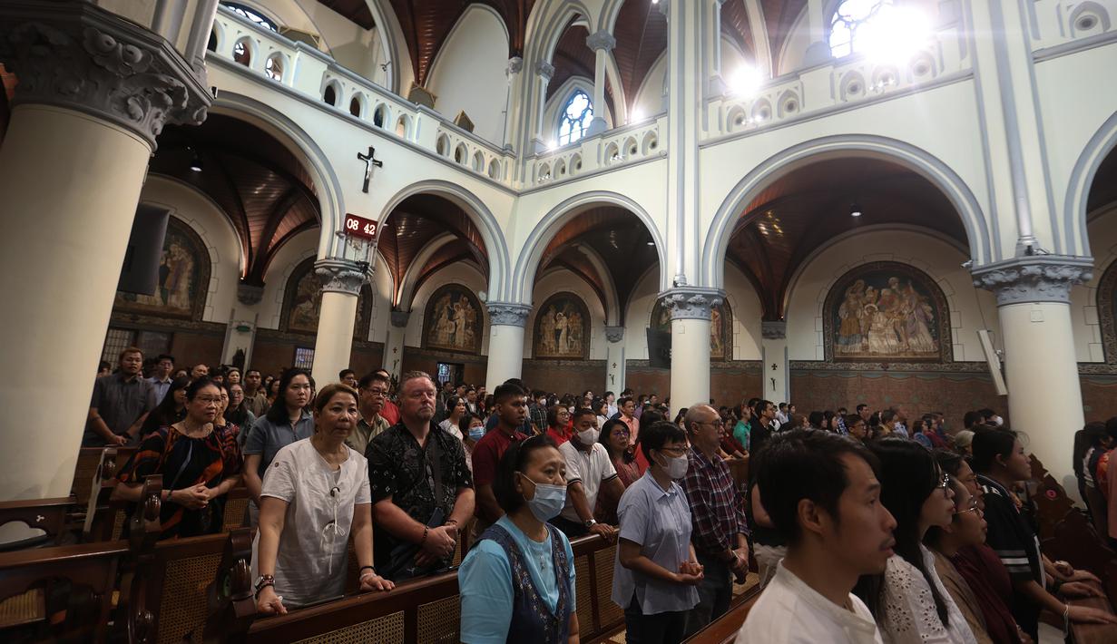 Kedua adalah Misa Keluarga yang digelar pukul 11.00 WIB dan dipimpin oleh Romo Yohanes Deodatus, SJ. Tampak dalam foto, umat Katolik saat mengikuti Misa Pontifikal Natal di Gereja Katedral Jakarta, Kamis (25/12/2025). (Kapanlagi.com/Budy Santoso)